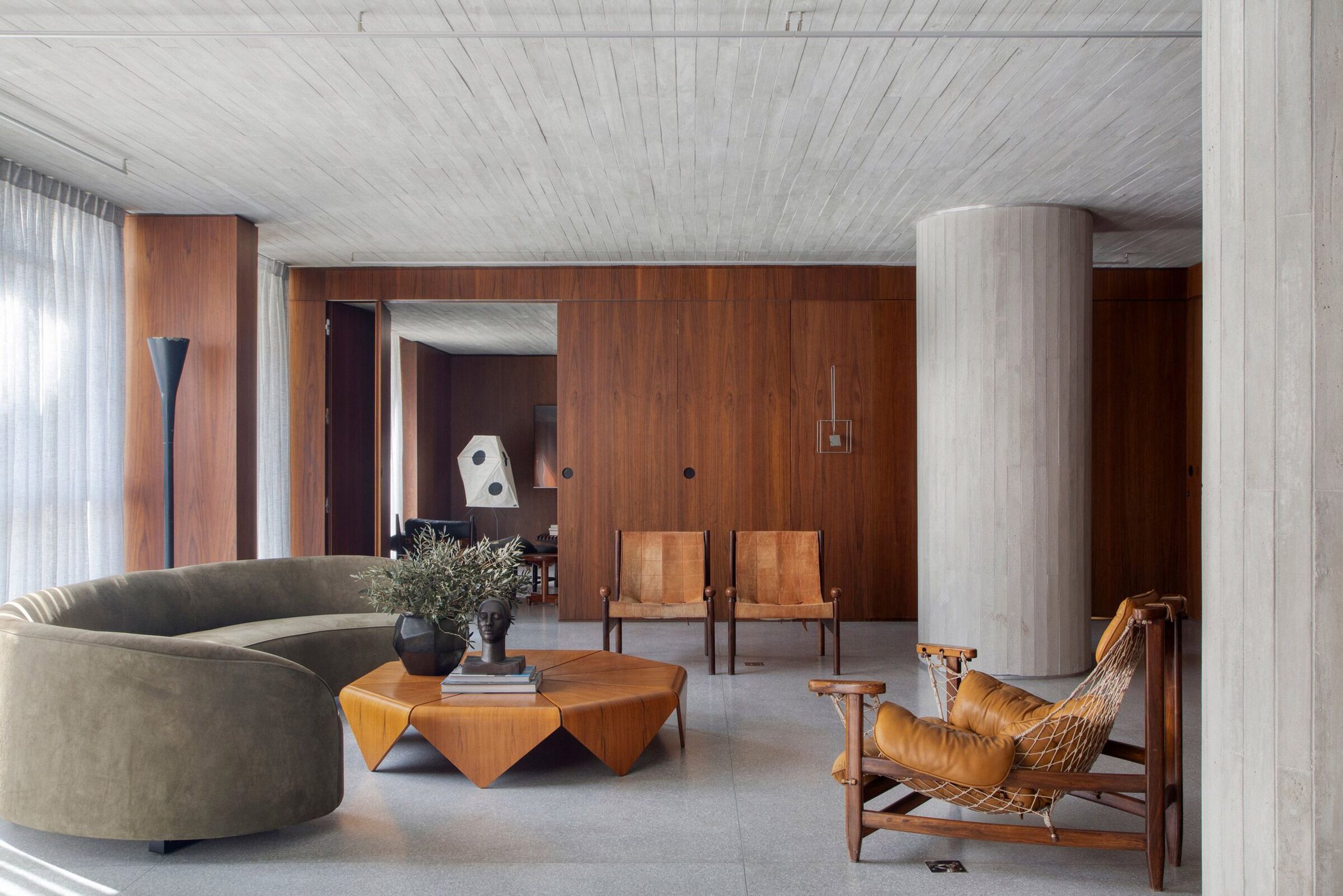 São Paulo apartment with wooden panels