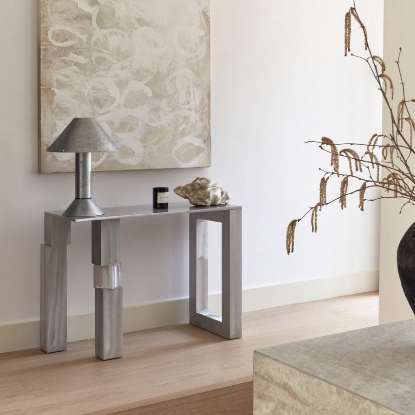 Eight living rooms where discreet metal accessories add shiny details