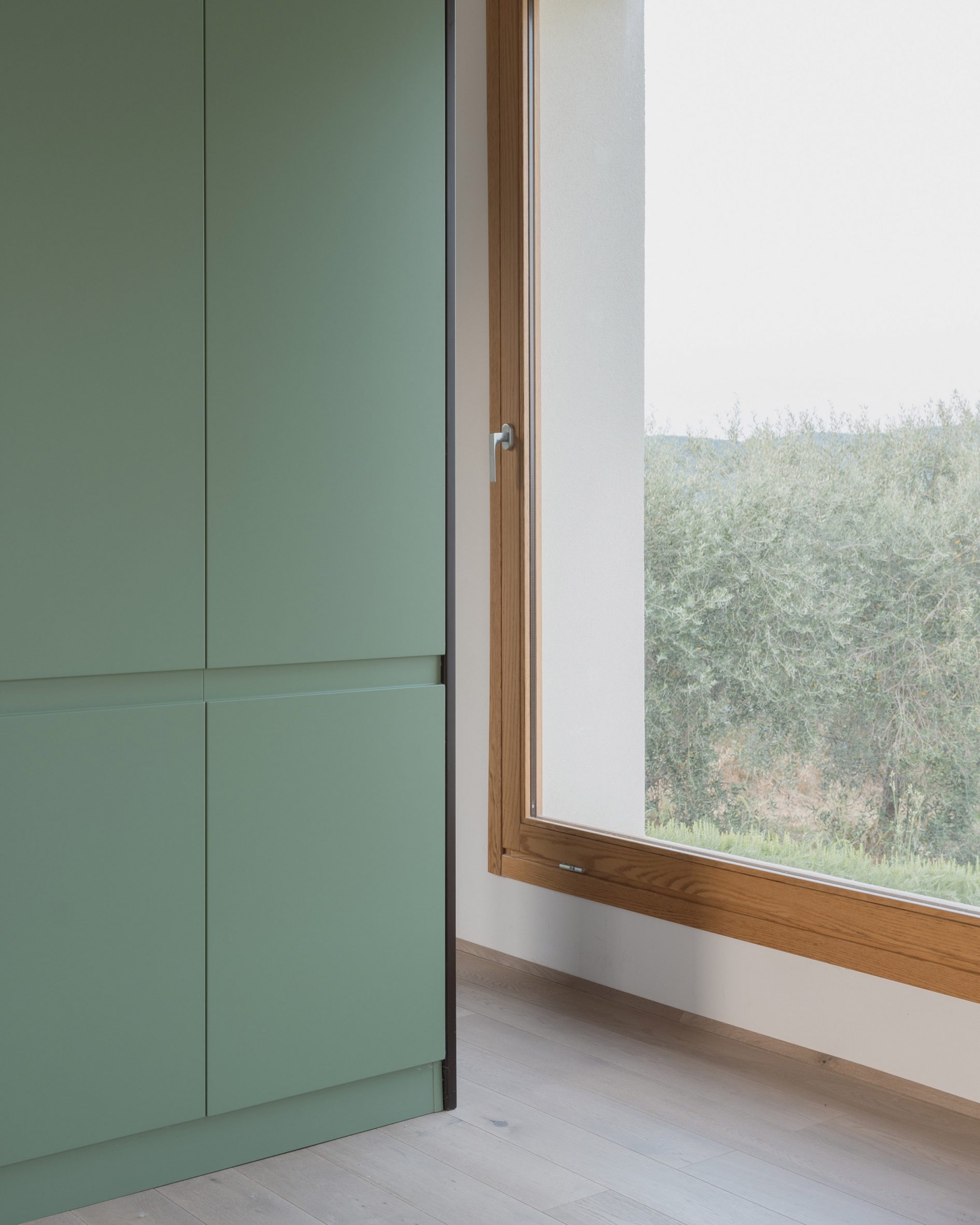 Green cabinets and window Fienile N by Fōntego Architettura