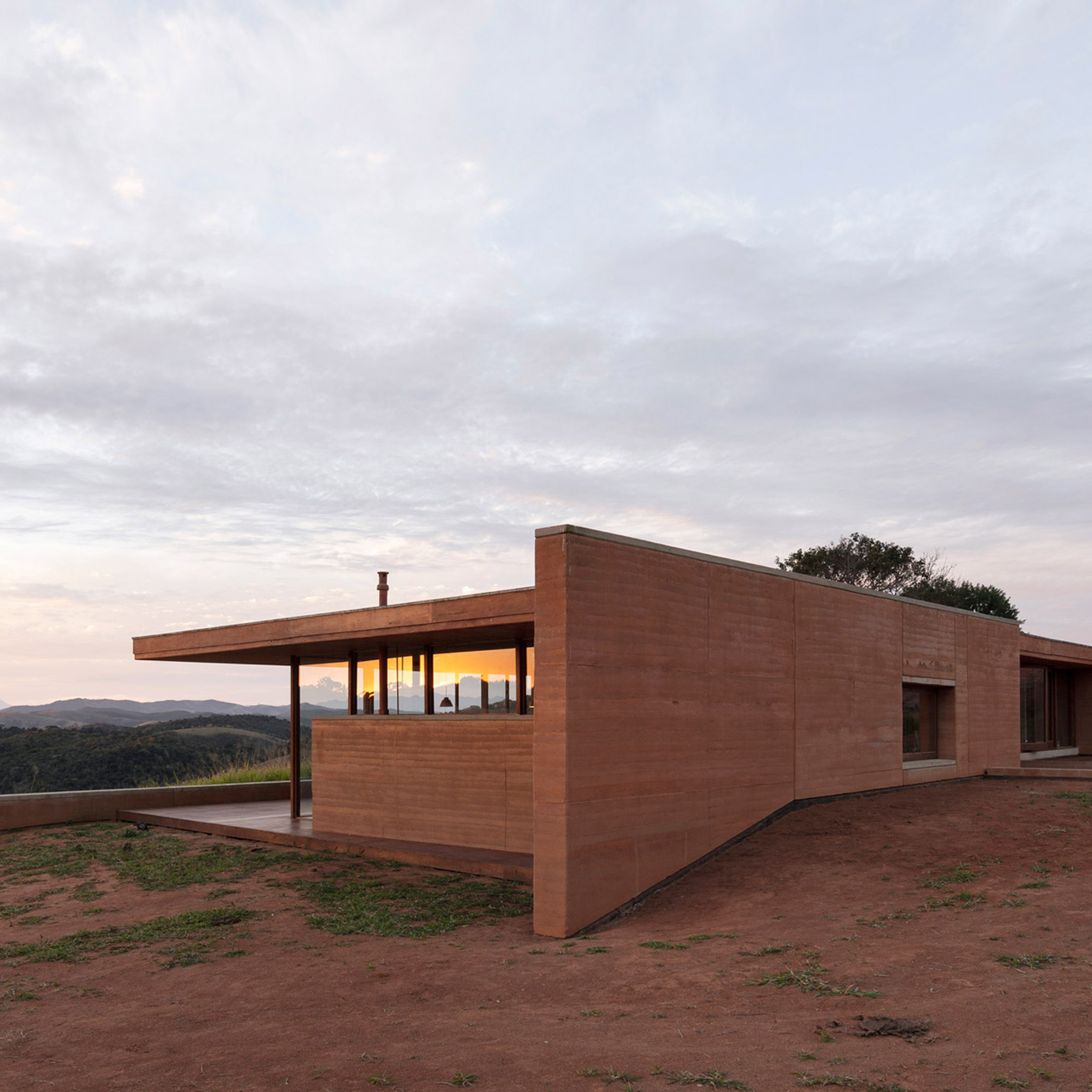 House in Cunha with rammed earth walls in desert-like setting