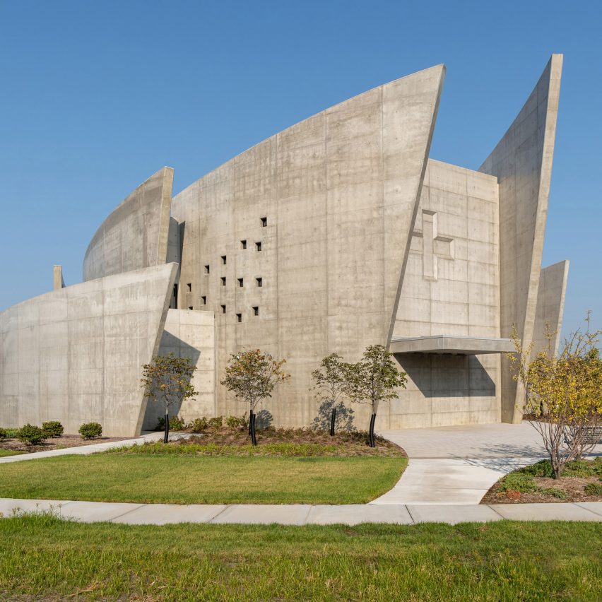 Design Alliance Architects raises curved concrete chapel in Missouri