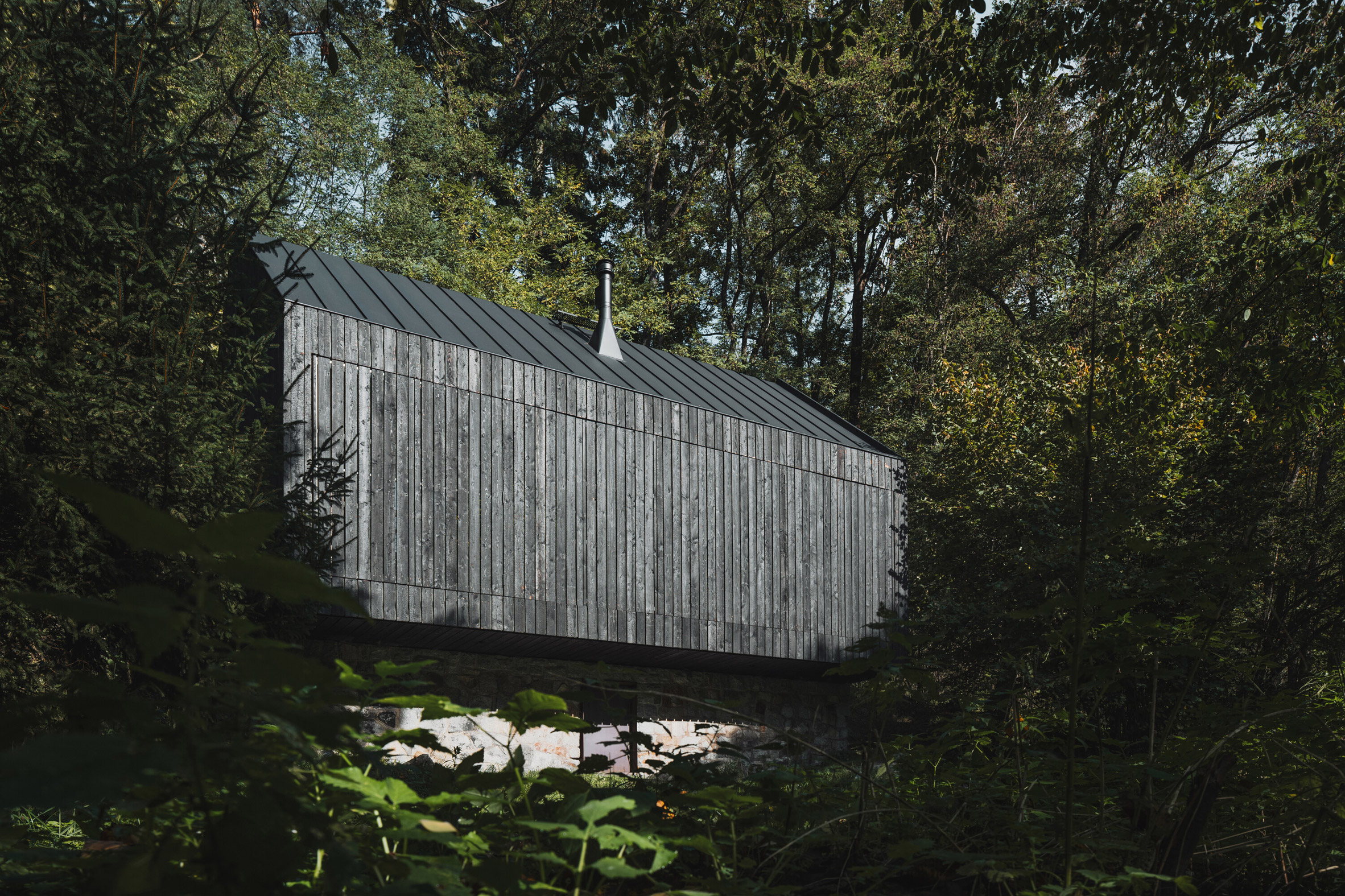 Front view of Czech log cabin by Mimosa Architects