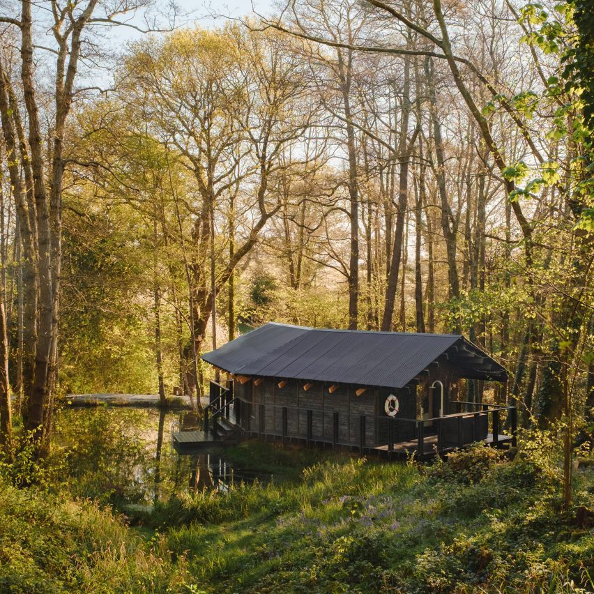Built Works wraps Yogi’s Cabin in East Sussex with charred wood